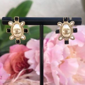 Gold add deco Chanel stud earrings